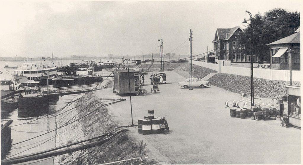 Oude haven met boten en kade, mogelijk uit de vroege 20e eeuw.