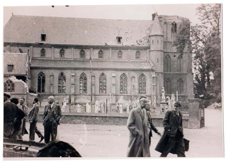 Oude foto van mensen voor een kerk op 't Gelders Eiland.