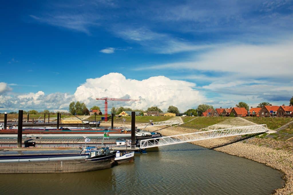 Uitzicht op de Bijland met boten en een wandelpad.