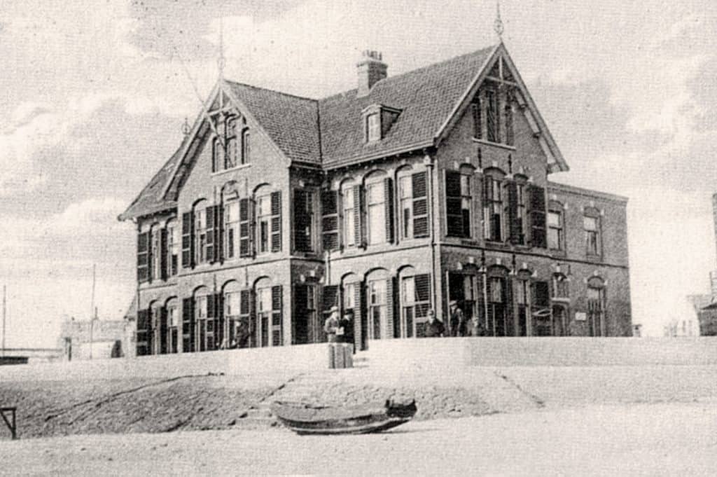 Oud gebouw met karakteristieke architectuur op 't Gelders Eiland.