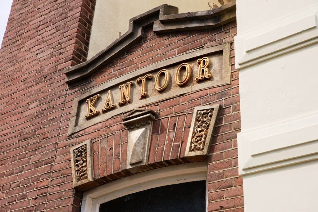 Historisch kantoor aan 't Gelders Eiland met gevelsteen.