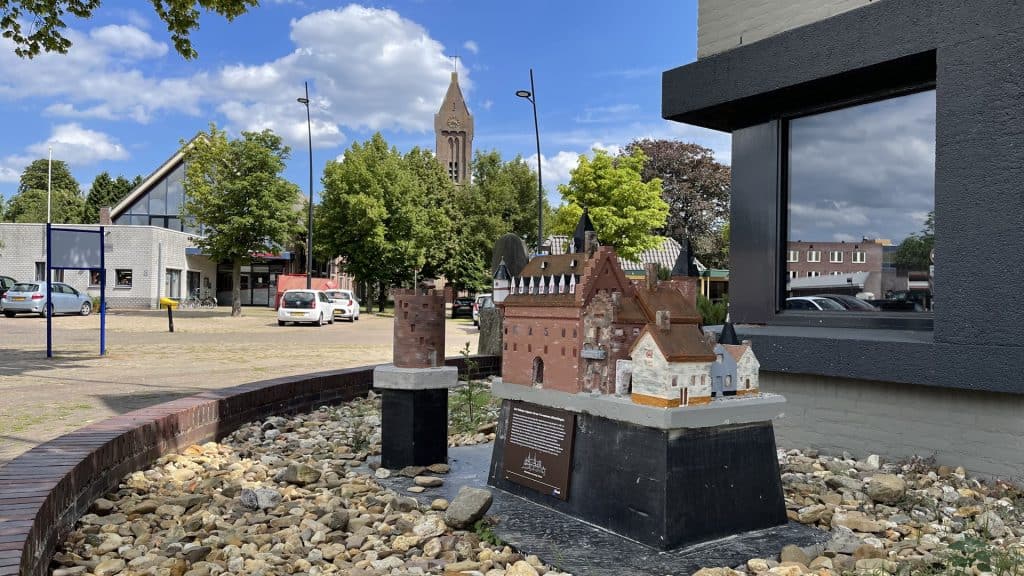 Miniatuurmodel van een historische kerk op 't Gelders Eiland.