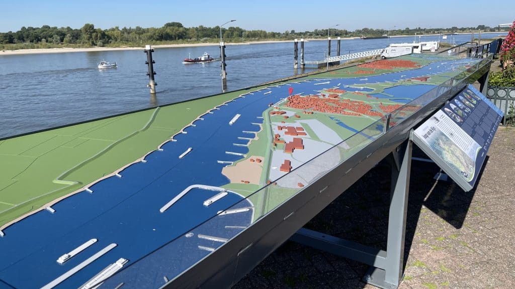 Gedetailleerde kaart van 't Gelders Eiland met fietsroutes en bezienswaardigheden.