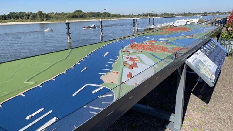 Gedetailleerde kaart van 't Gelders Eiland met fietsroutes en bezienswaardigheden.