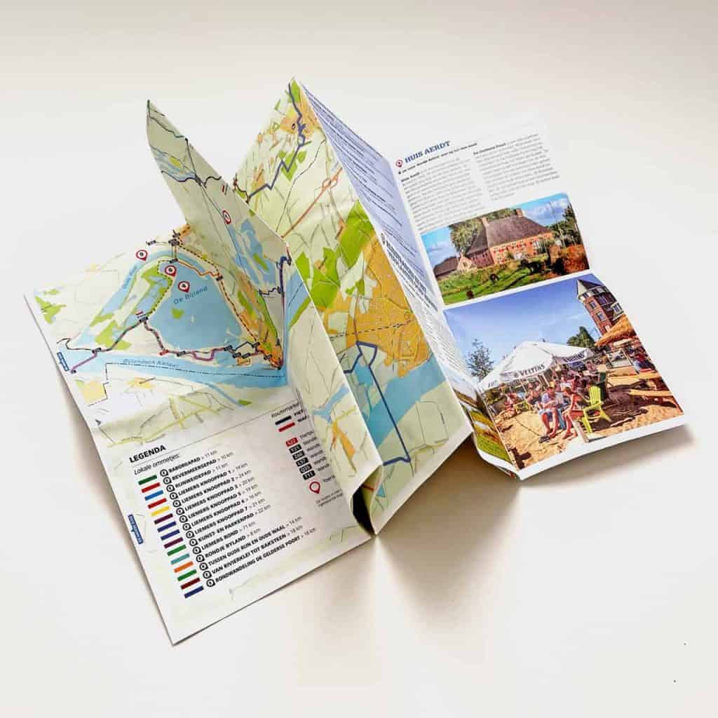 Gedetailleerde wandelkaart van 't Gelders Eiland met routes en bezienswaardigheden.