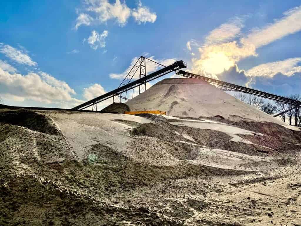 Zand- en grindwinning op 't Gelders Eiland met conveyorband en machines.