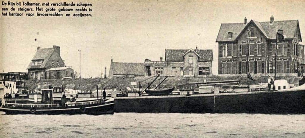 Oude haven met schepen en gebouwen op 't Gelders Eiland.