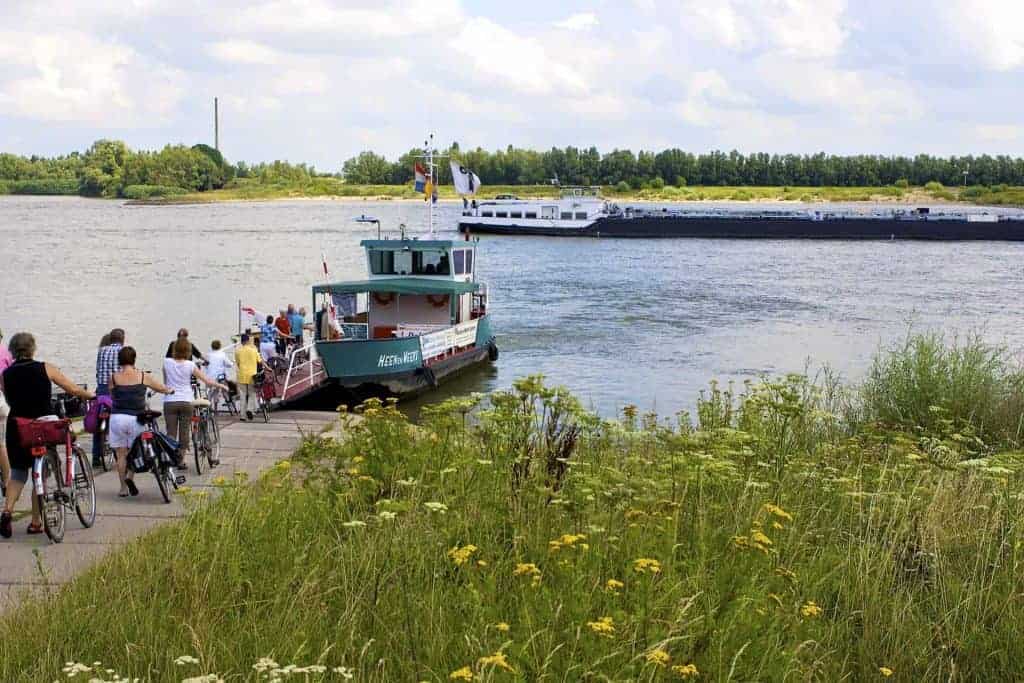 Fietsers wachten op de boot bij de Gelderse Poort.