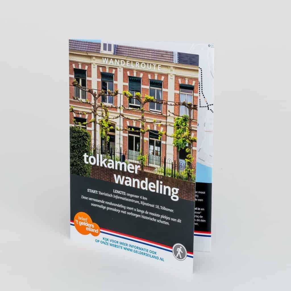 Brochure over wandelroute in Tolkamer met historische gebouwen en groene omgeving.