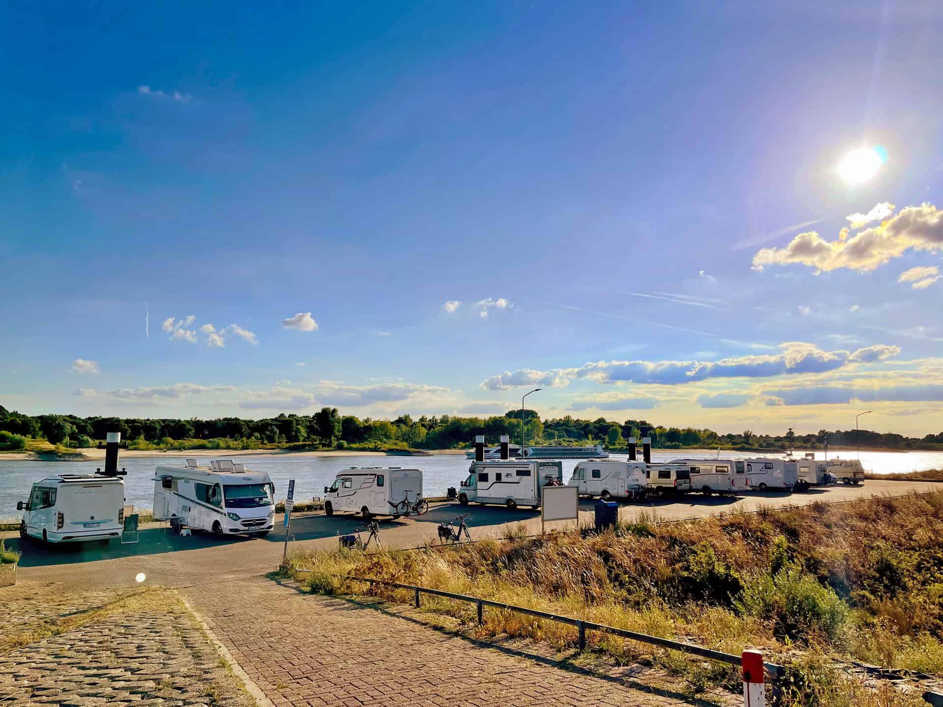 Camperplaatsen langs de rivier op 't Gelders Eiland.