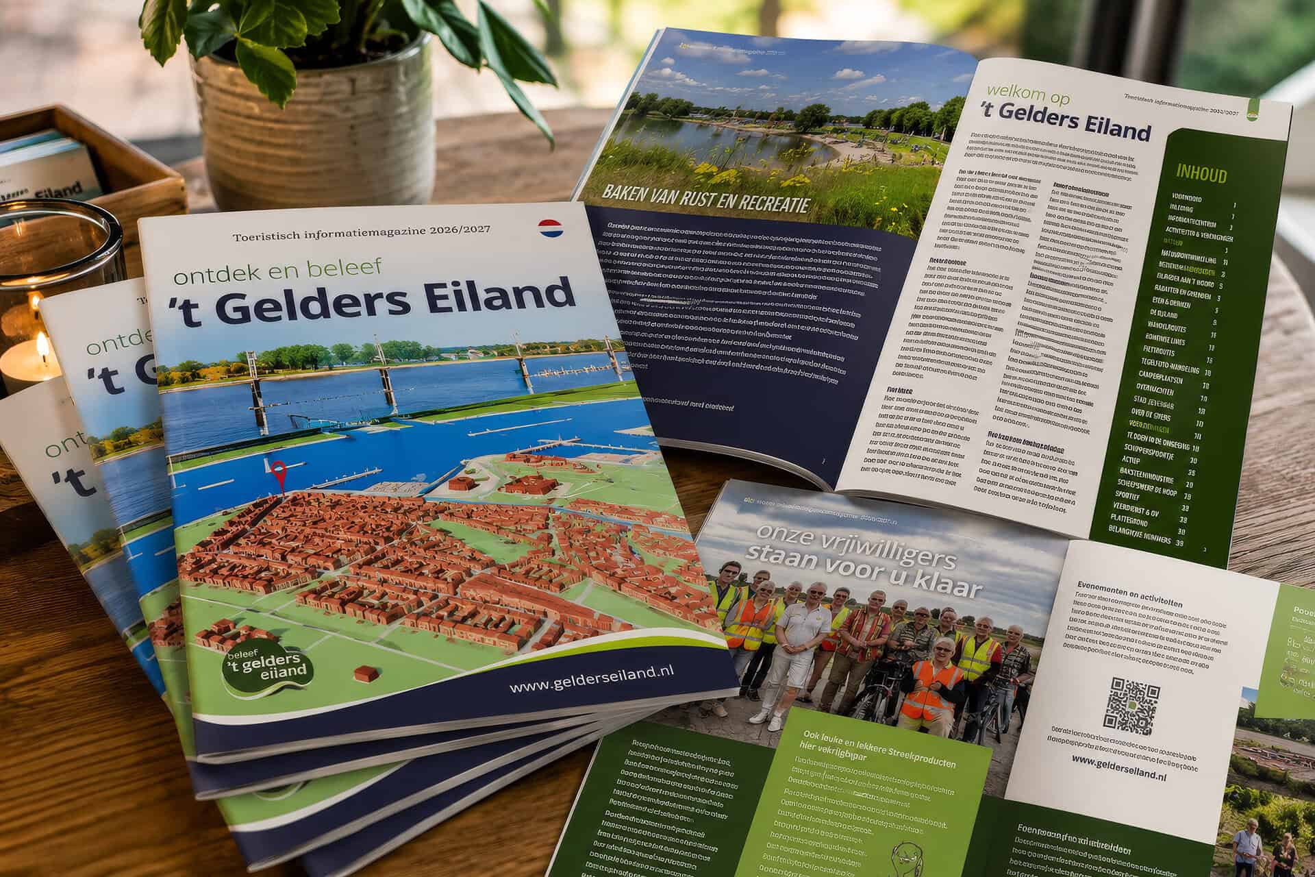 Brochures en informatiekaarten over 't Gelders Eiland op tafel.