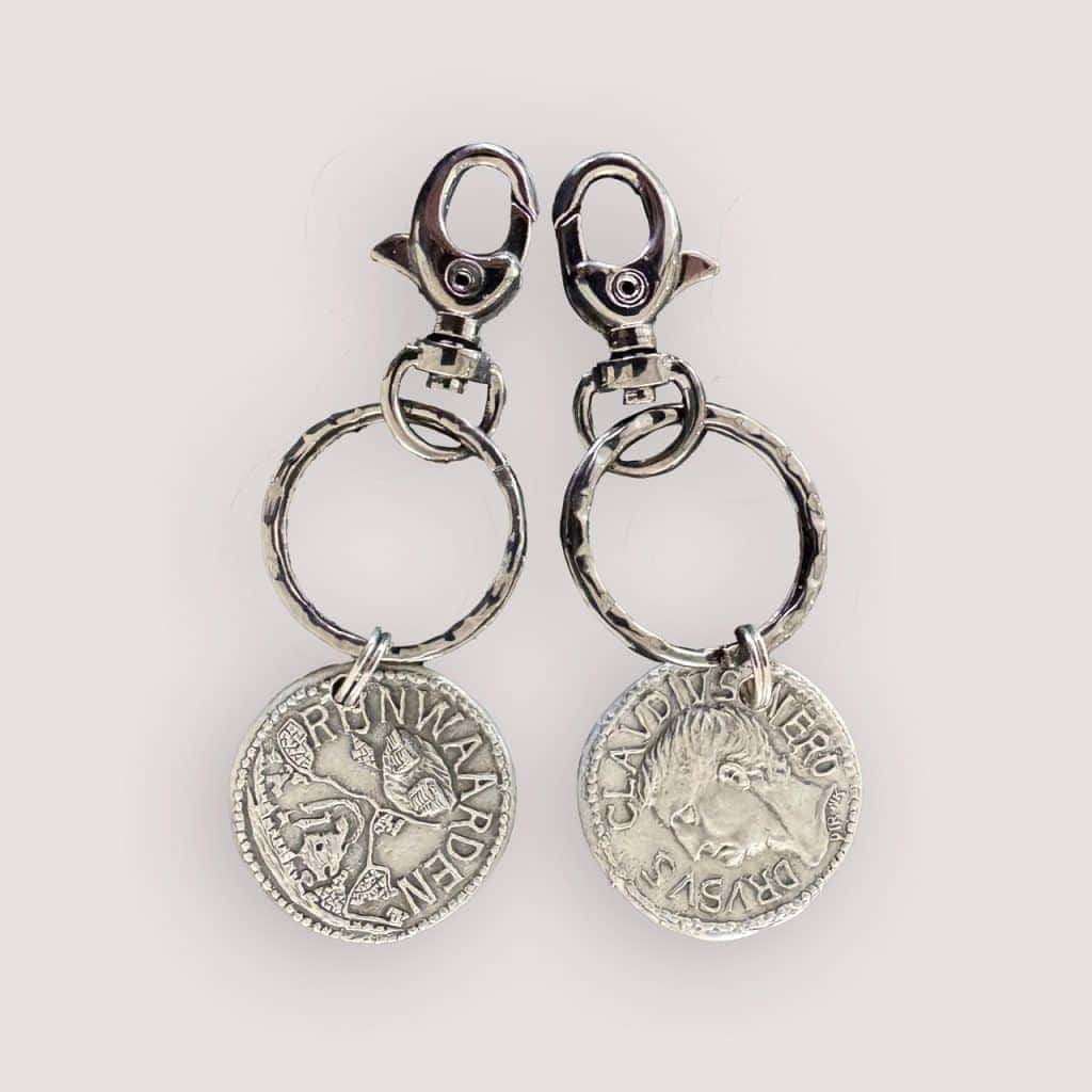 Sleutelhanger met Drususmunt, antiek zilver, uniek design.