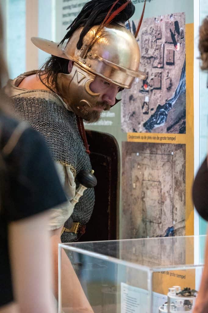 Man in Romeins kostuum bekijkt tentoonstelling in Liemers Museum.