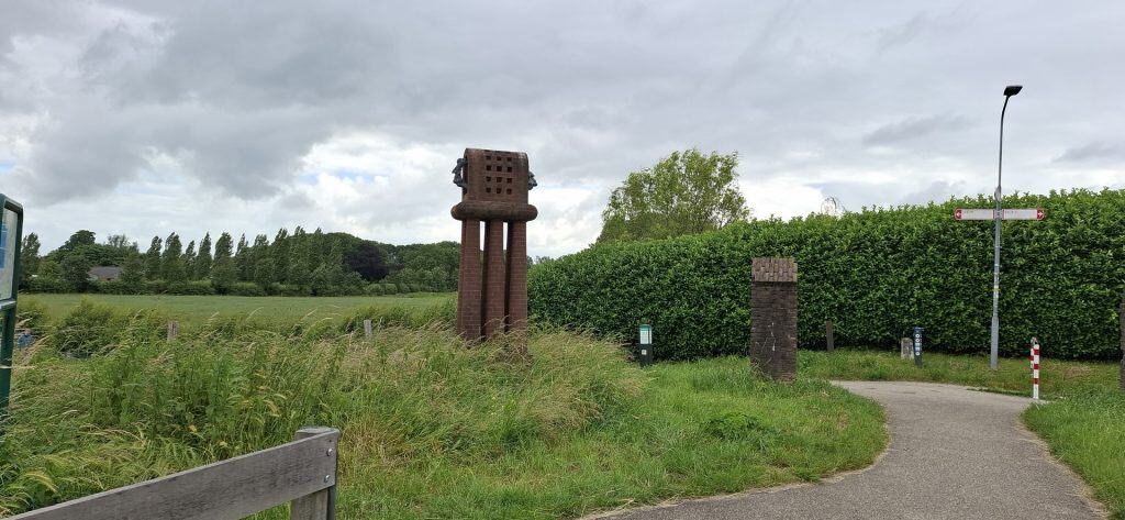 Kunstwerk op 't Gelders Eiland met groene omgeving en wandelpad.