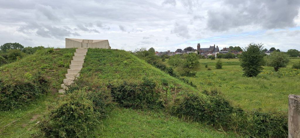Historisch monument op 't Gelders Eiland met uitzicht over het landschap.