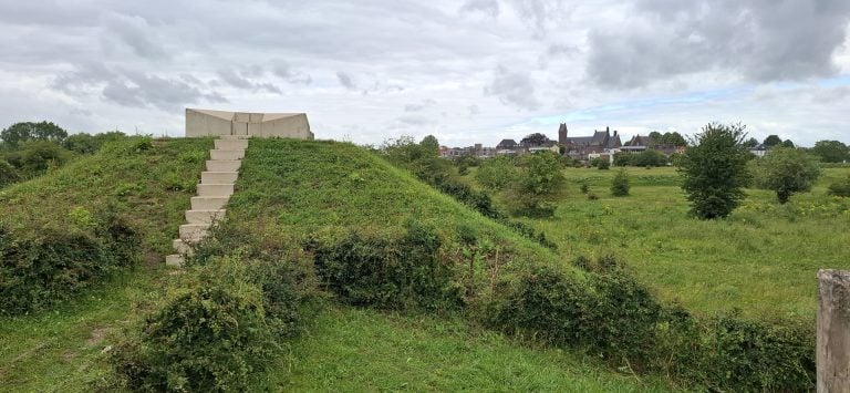 Historisch monument op 't Gelders Eiland met uitzicht over het landschap.