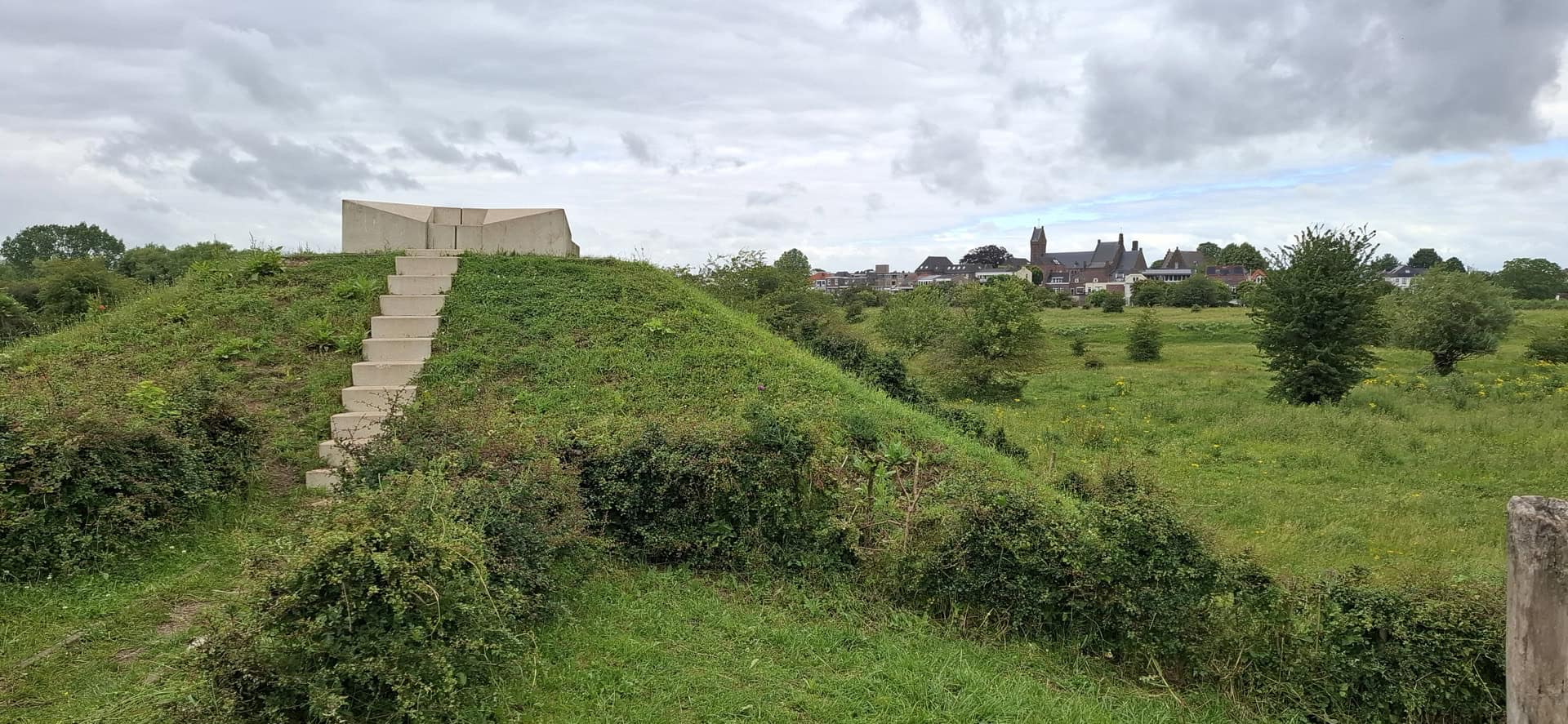 Historisch monument op 't Gelders Eiland met uitzicht over het landschap.
