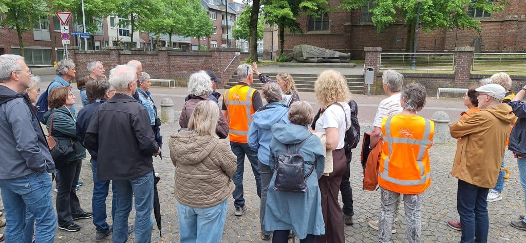 Groep mensen krijgt uitleg tijdens stadswandeling op 't Gelders Eiland.