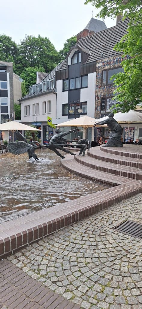 Figuur met waterfontein en beeldhouwwerken op 't Gelders Eiland.