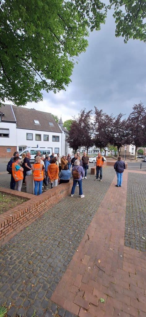 Groep mensen op 't Gelders Eiland tijdens een wandeling of bijeenkomst.