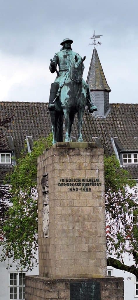 Standbeeld van Friedrich Wilhelm Deroßes op 't Gelders Eiland.