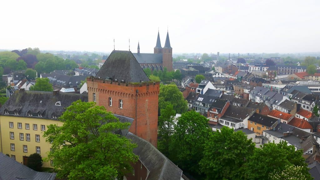 Uitzicht op 't Gelders Eiland met historische toren en kerken.