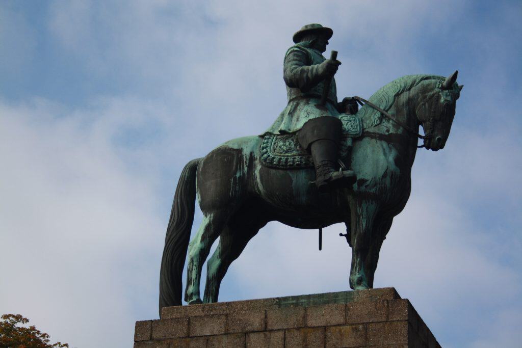 Standbeeld van een ruiter op een paard op 't Gelders Eiland.