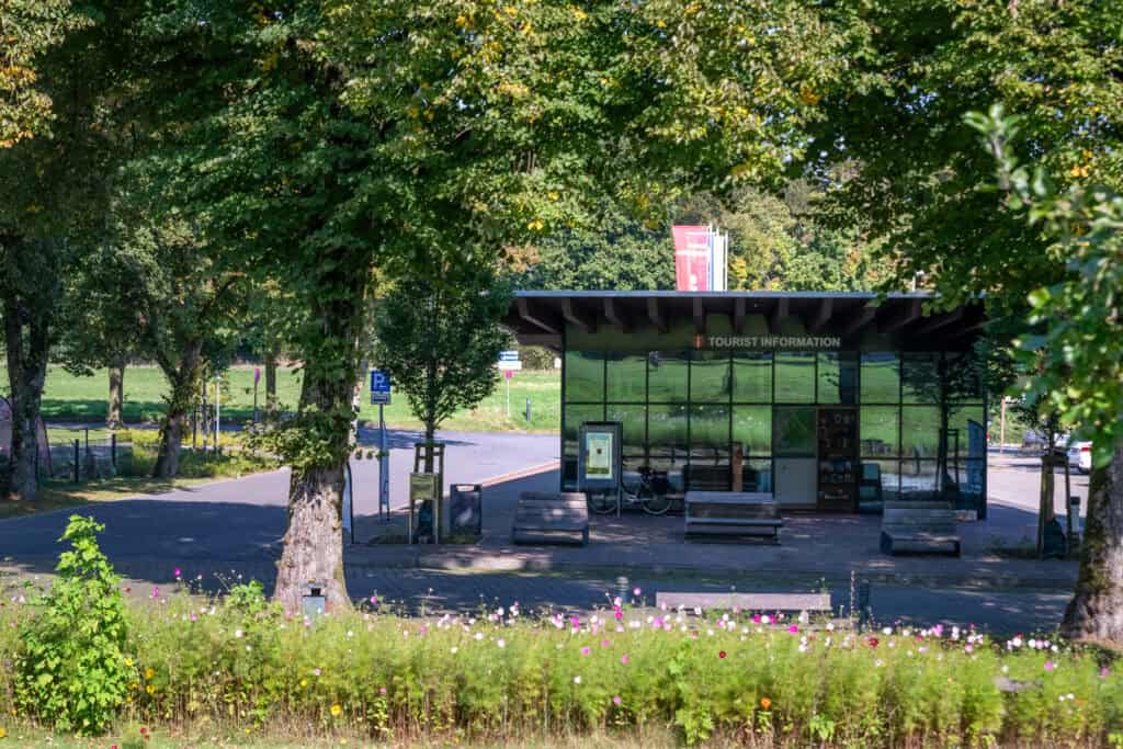 Touristeninformatiepunt op 't Gelders Eiland met zitplaatsen en informatieborden.