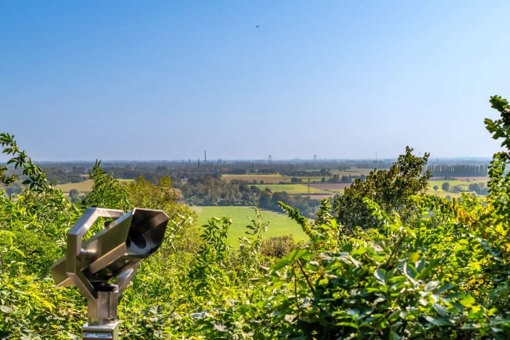 Uitzicht over 't Gelders Eiland met verrekijker in de voorgrond.
