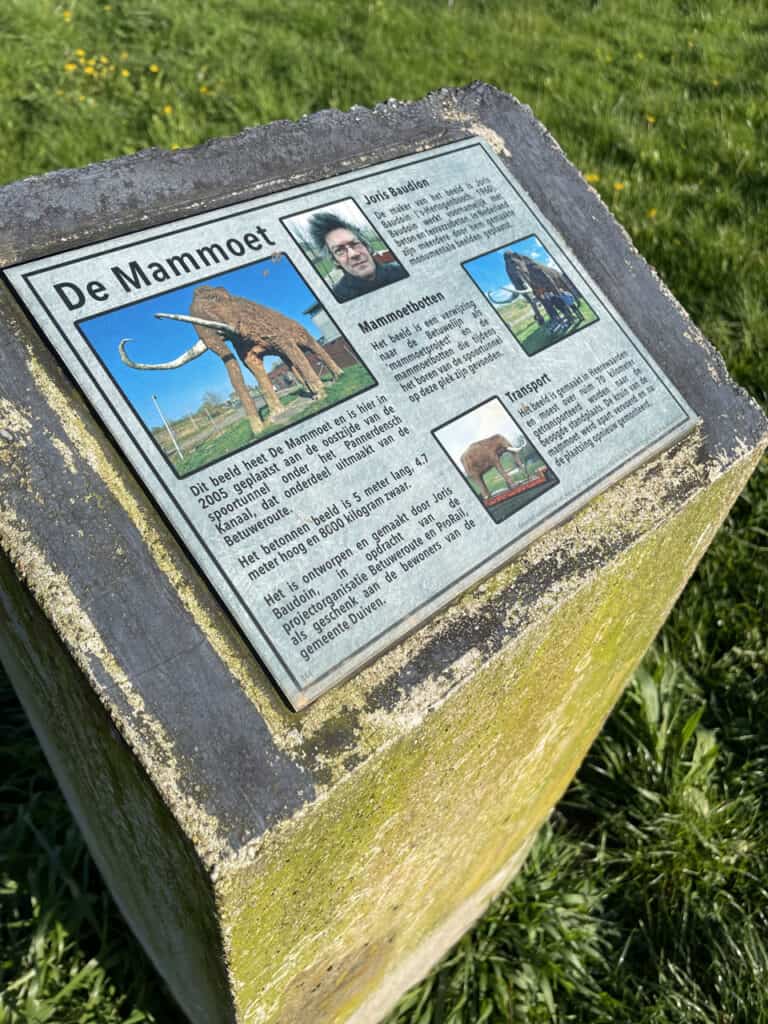 Informatiebord over de Mammoet op 't Gelders Eiland, met foto's en tekst.