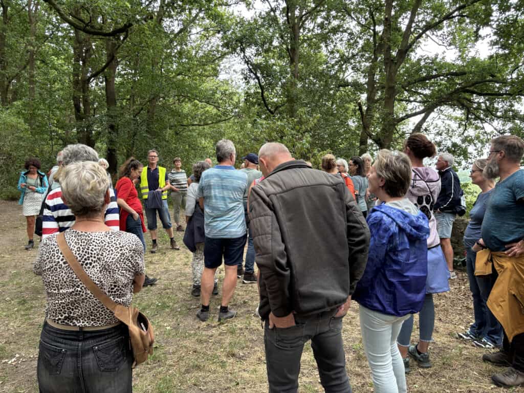 Groep mensen op 't Gelders Eiland tijdens een excursie in het bos.