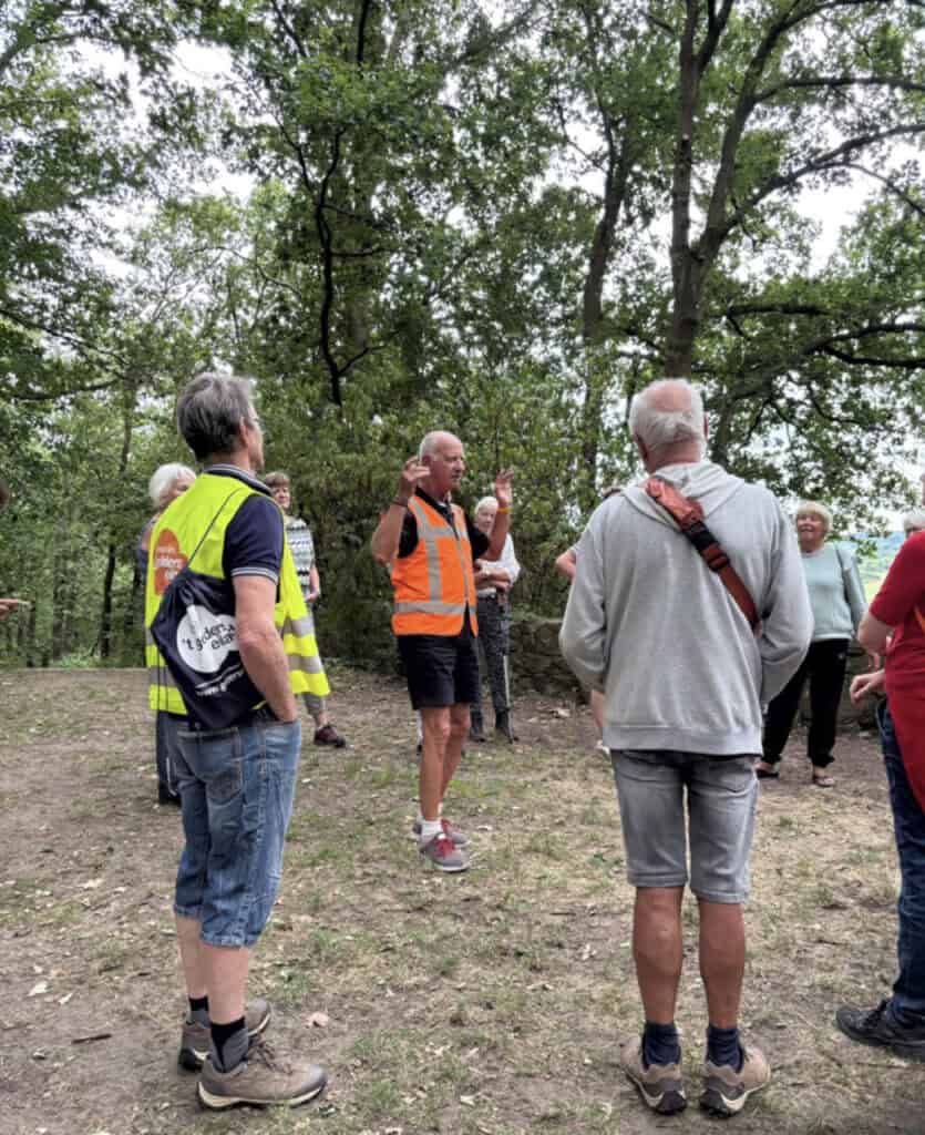 Groep mensen tijdens een wandeling op 't Gelders Eiland in de natuur.