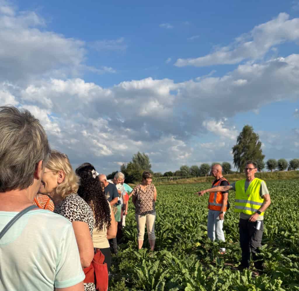 Groep mensen op 't Gelders Eiland tijdens een excursie in de natuur.