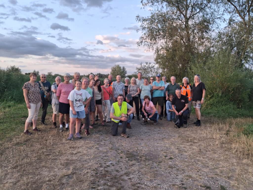 Groep mensen op 't Gelders Eiland tijdens een wandeling of bijeenkomst.