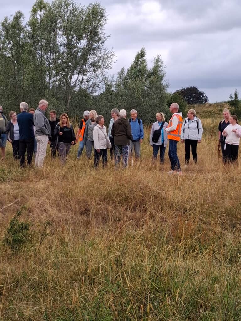 Groep mensen op 't Gelders Eiland tijdens een excursie of wandeling.