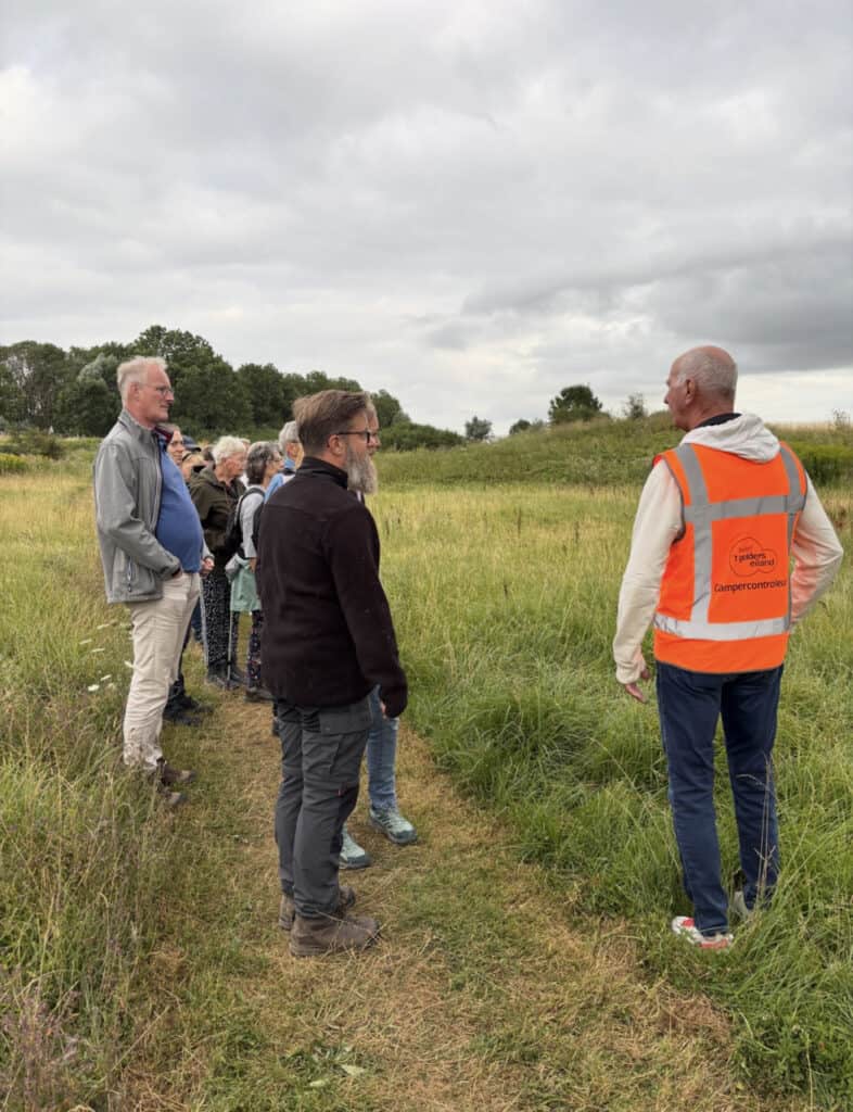 Groep mensen op 't Gelders Eiland tijdens een excursie of wandeling.