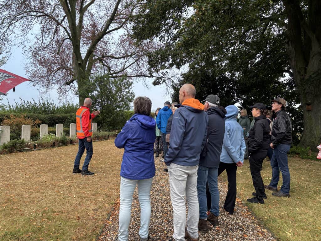 Groep mensen luistert naar gids in park op 't Gelders Eiland.