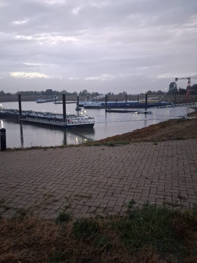 Haven op 't Gelders Eiland met boten en kade onder bewolkte hemel.