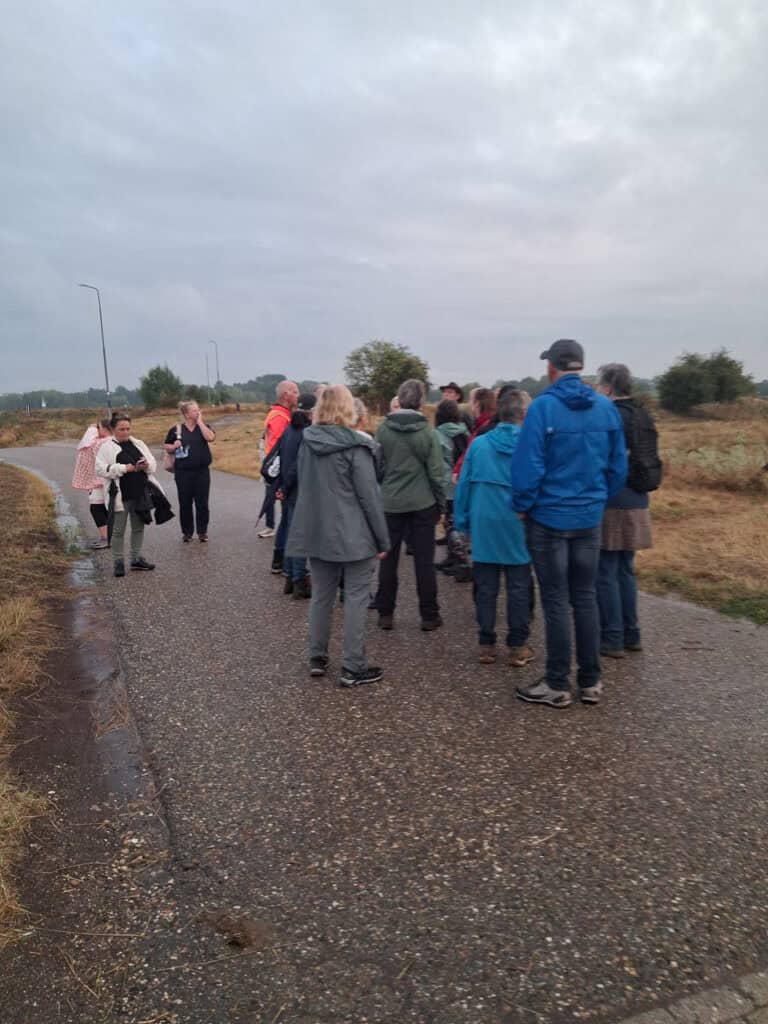 Groep mensen op 't Gelders Eiland tijdens een excursie in de natuur.