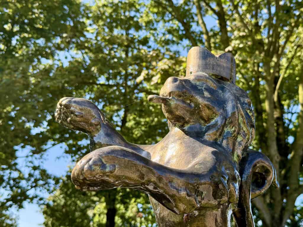 Bronzen beeld van een hond met een hoed op 't Gelders Eiland.