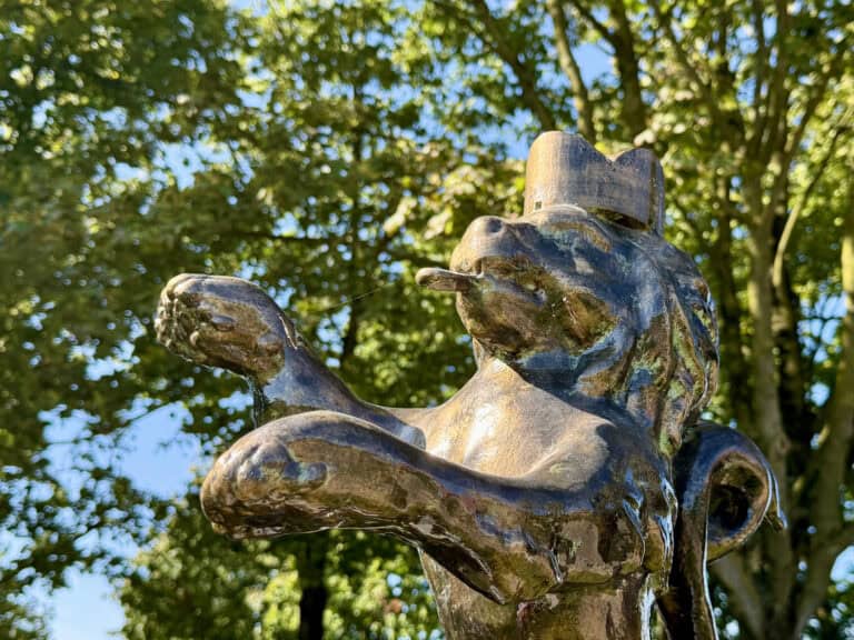Bronzen beeld van een hond met een hoed op 't Gelders Eiland.