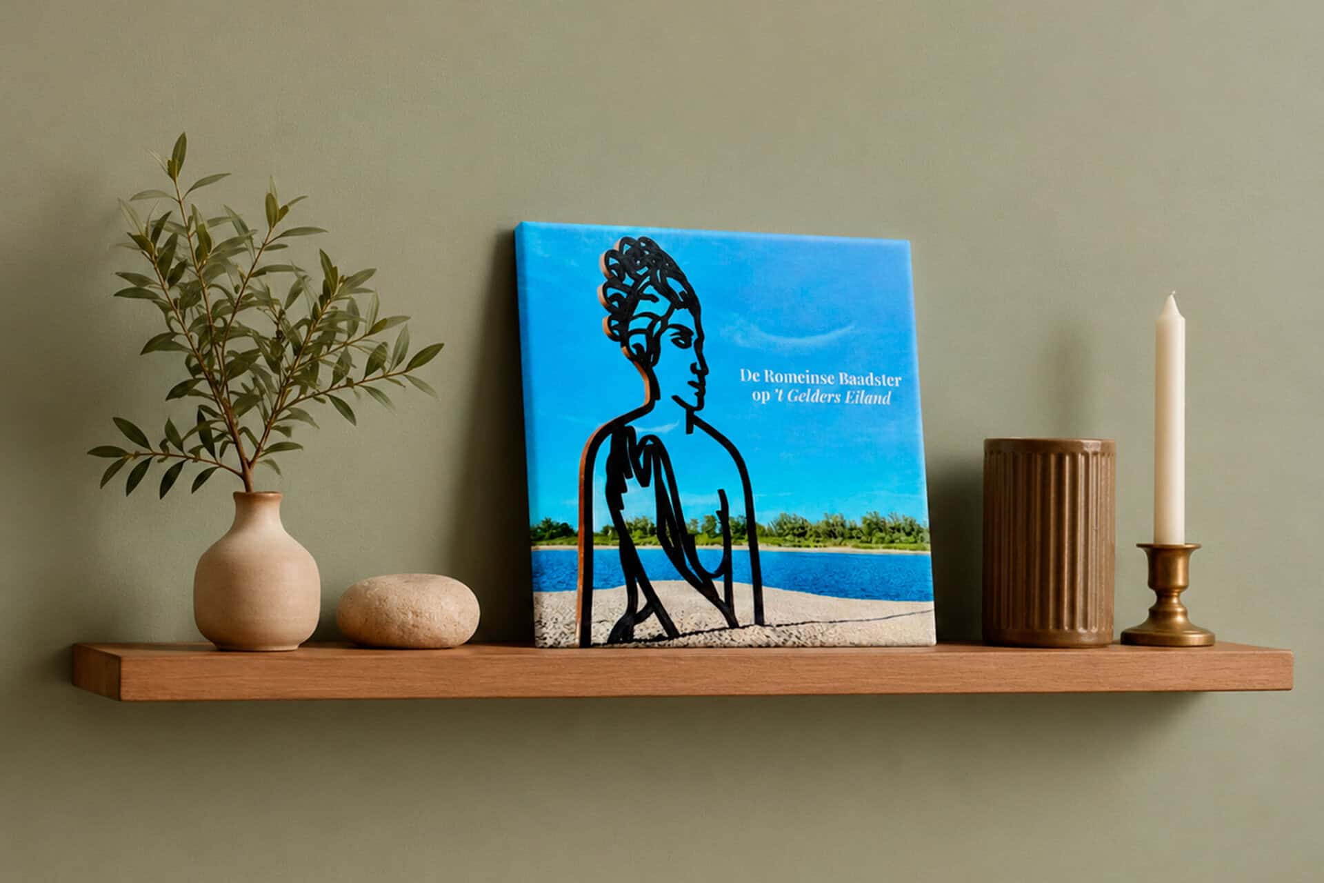 Decoratieve boekenkast met kunstwerk, planten en kaarsen op 't Gelders Eiland.