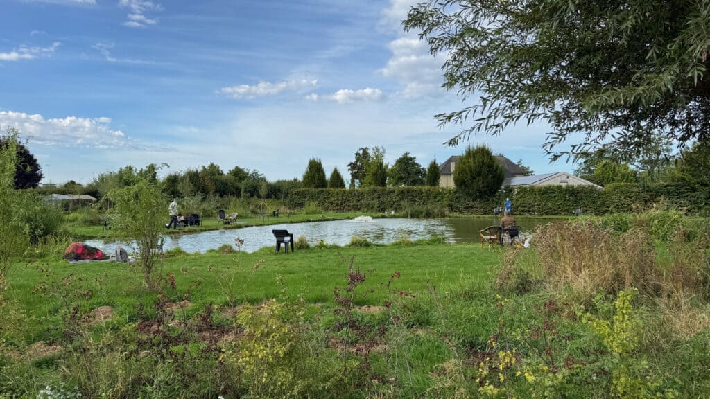 Vispark Old Sènder met vissers en waterpartij op het Gelders Eiland.